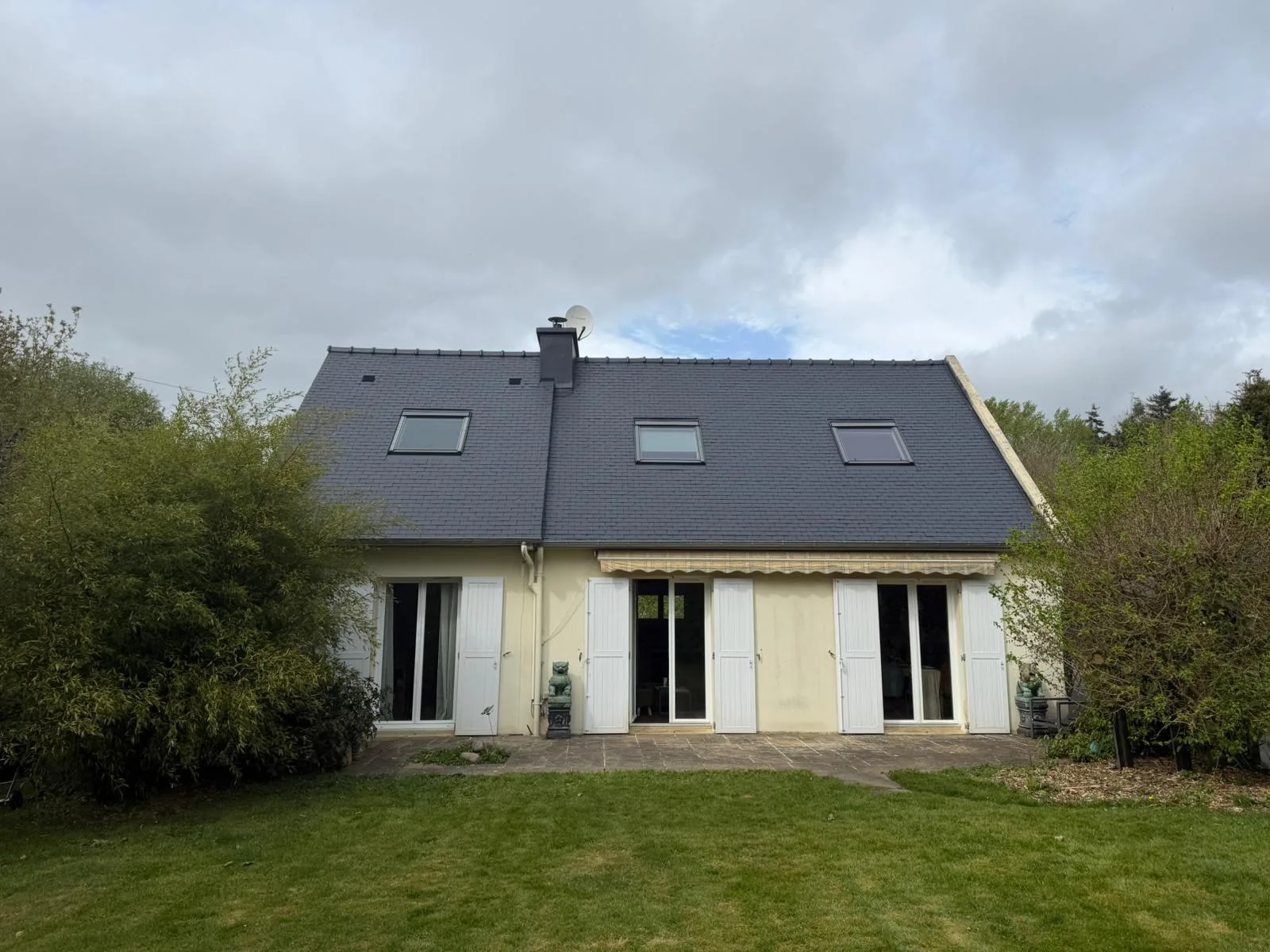 Toiture et façade rénovées — résultat Sanchez Rénov Bruz