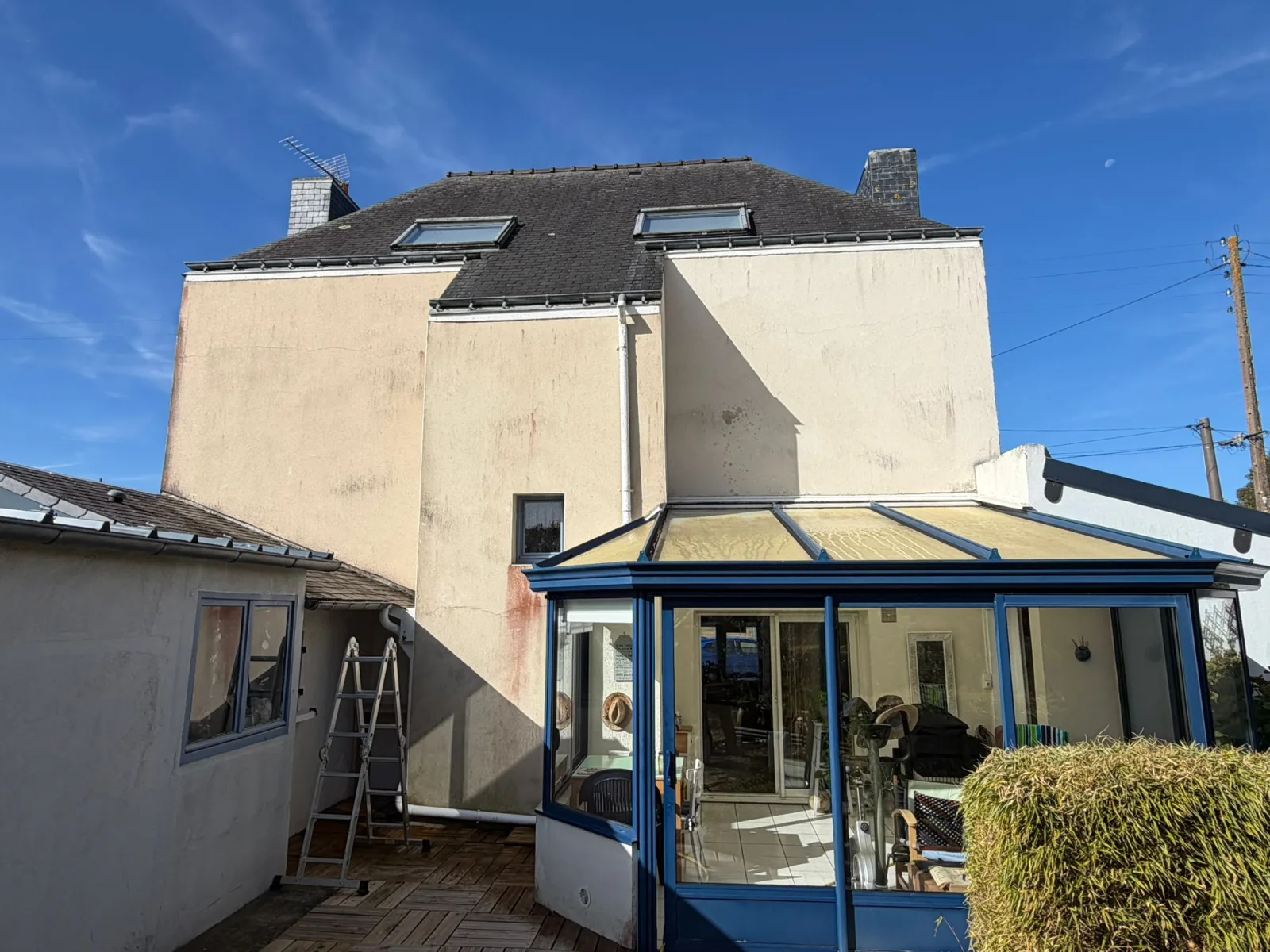 Pignon enduit taché de coulures avant nettoyage de façade — chantier Sanchez Rénov en Bretagne