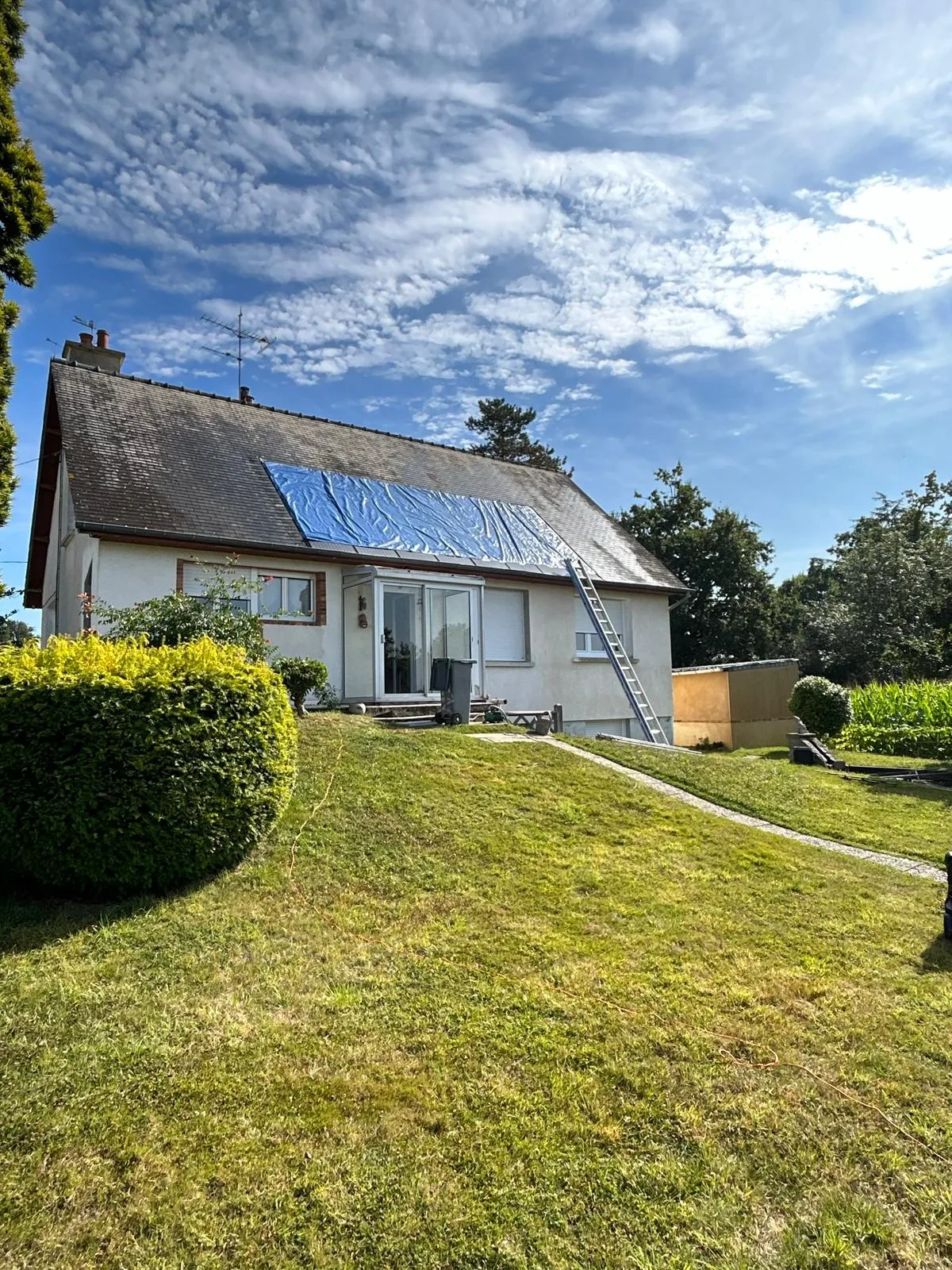 Maison avec toiture ancienne avant réfection