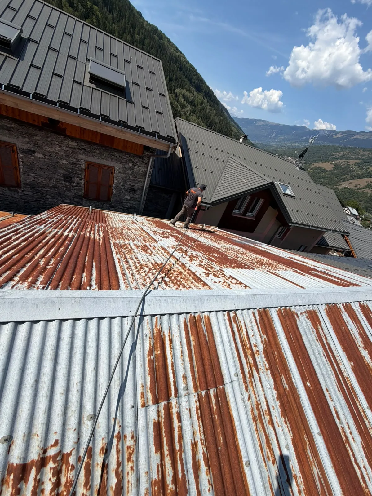 Traitement d'une toiture en tôle ondulée rouillée — chantier Sanchez Rénov en Savoie