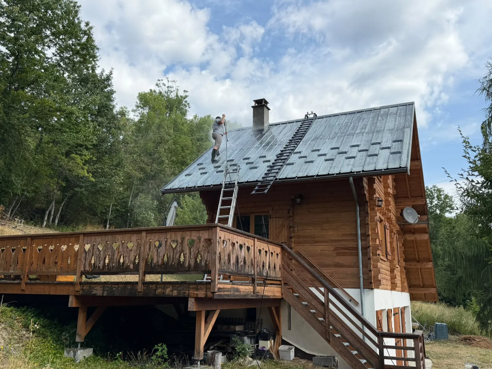 Nettoyage haute pression de la toiture d'un chalet — chantier Sanchez Rénov en Savoie