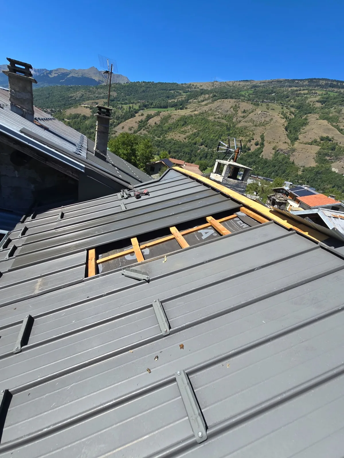Pose d'une couverture en bac acier, litonnage et écran sous-toiture apparents — chantier Sanchez Rénov en Savoie