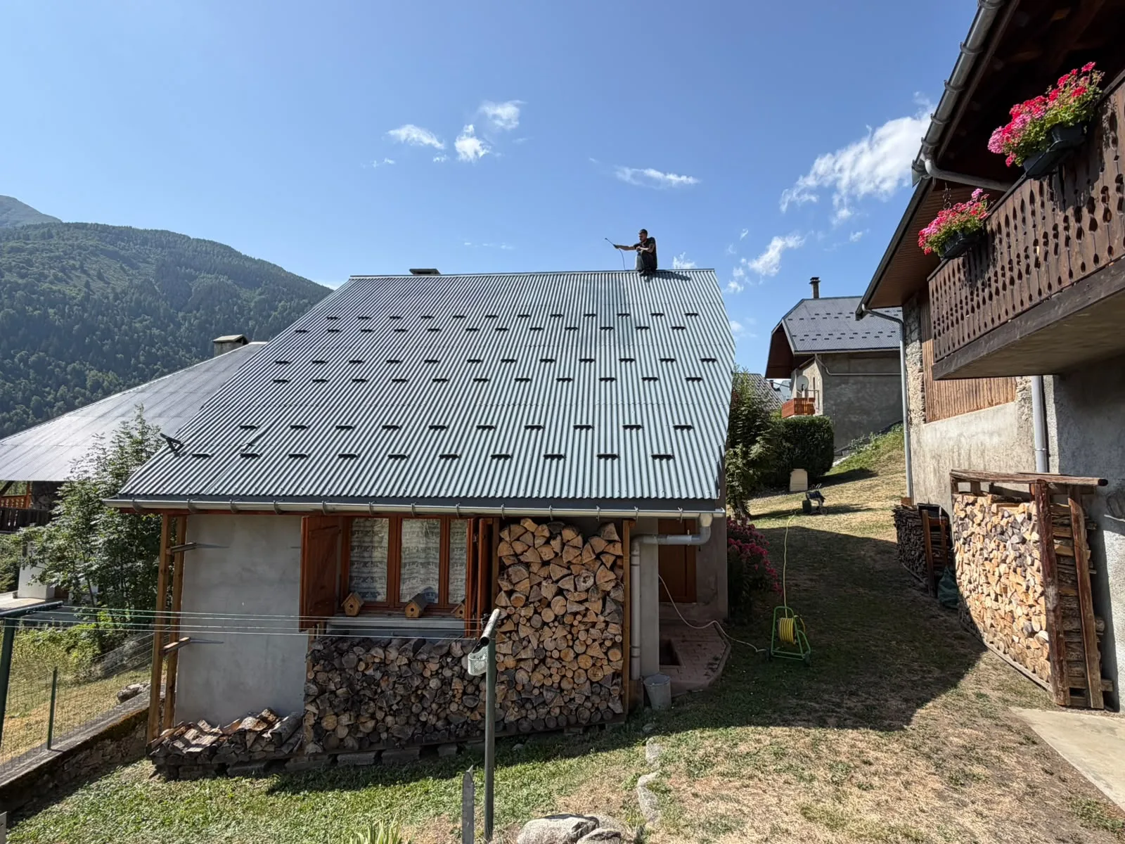 Nettoyage de la toiture d'un chalet avec bûcher — chantier Sanchez Rénov en Savoie