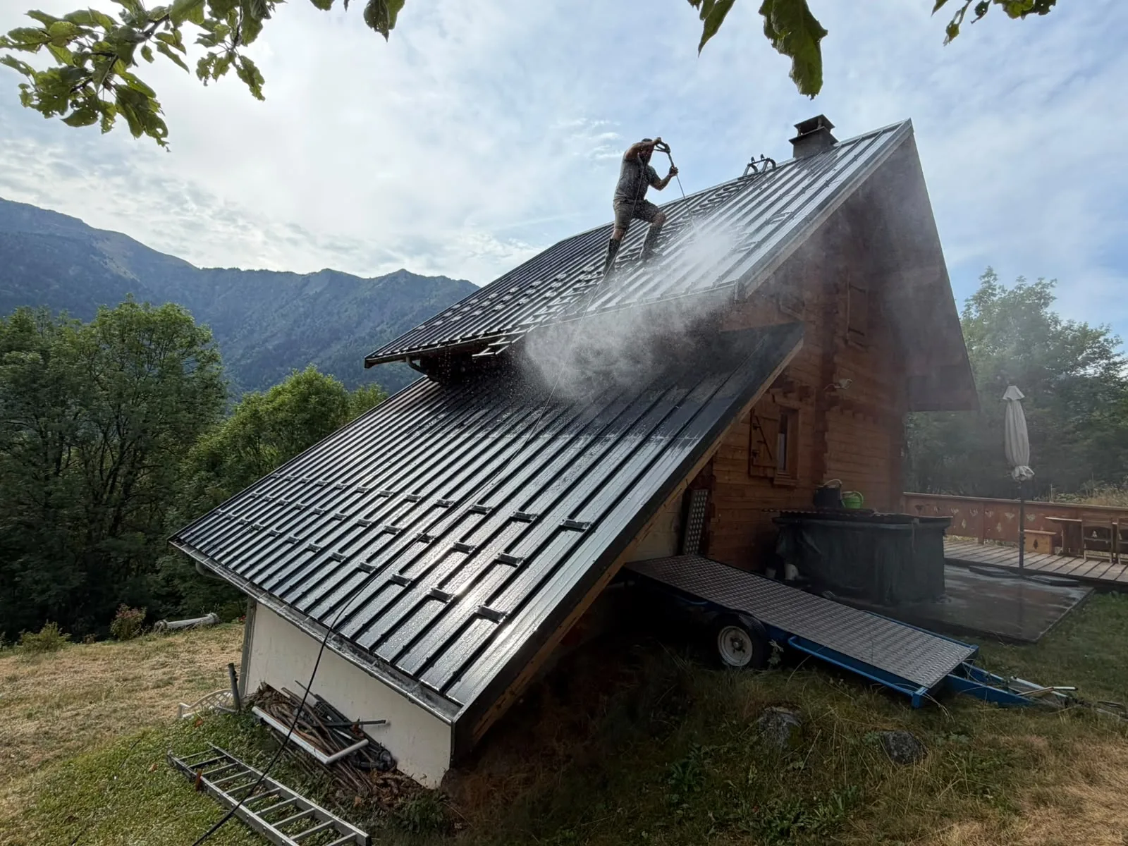 Nettoyage haute pression d'une toiture en bac acier de chalet — chantier Sanchez Rénov en Savoie